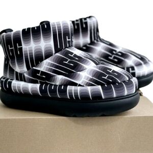 UGG Classic Maxi Wavelength Mini Boots Women's 6. New with box. Black, white col